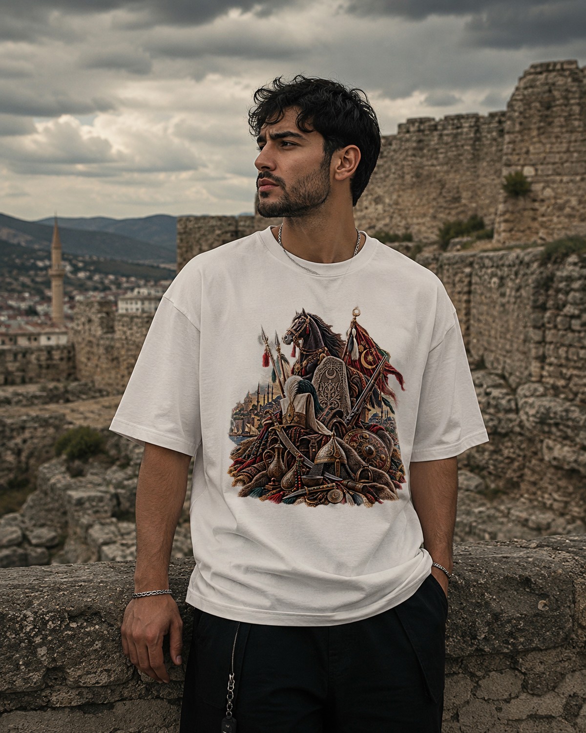 LATETURK tişört giyen erkek model